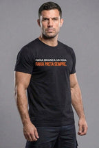 Camiseta Coleção Zoeira Faixa Branca Um Dia